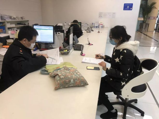 抗擊疫情，寶山市場監(jiān)管“店小二”在行動——嚴(yán)把消毒器械銷售關(guān)